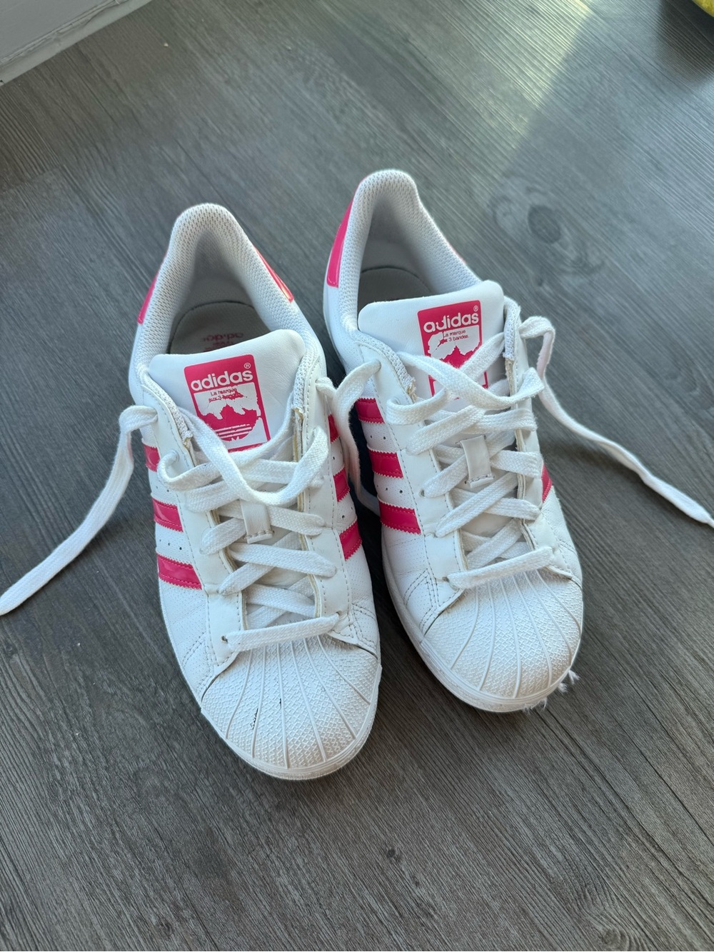 Youth Size 5.5  / Women’s 7 Adidas Superstar Pink & White Lace Up Sneakers!